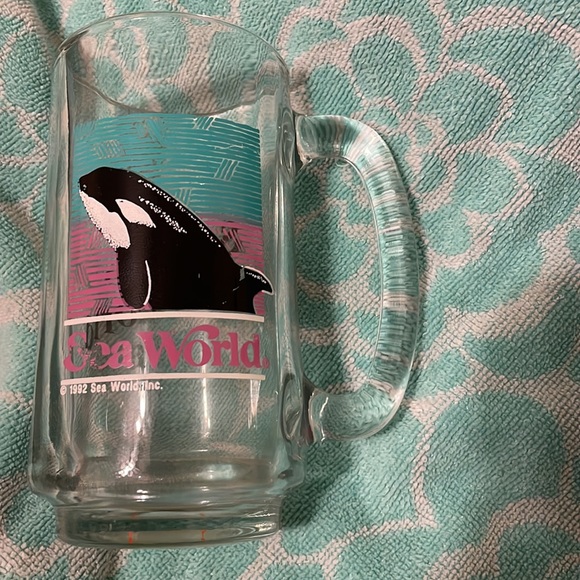 Vintage Shamu Glass Mug - Picture 2 of 4